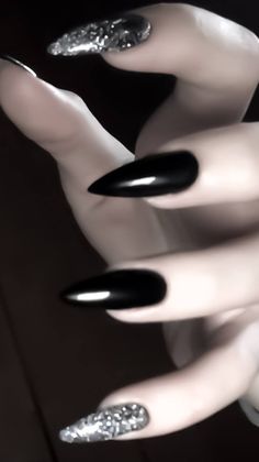 Nails Goth, Movie Bloopers, Band Nails, Gothic Nails, Pedicure Manicure, Goth Nails, Pretty Gel Nails, Really Cute Nails