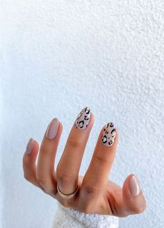 The top leopard nails, leopard print nails, cheetah print nails, cheetah nails, and animal print nails in general Short Lepord Print Nails, Tan Cheetah Nails, Rose Gold Leopard Nails, Wild One Nails, August Nails Designs Short, Black And Leopard Nails, Nude Cheetah Nails, Lepord Nails Designs, Glitter Leopard Nails