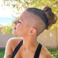 Undercut Hair Girl, Mow Hawk, Female Undercut Long Hair, Buzz Haircut, Undercut Hairstyle, Undercut Styles