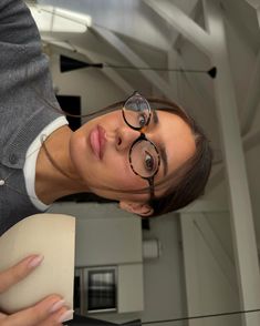 Glasses Frames For Women With Bangs, Glasses For Women Aesthetic, Cool Girl Glasses Frames, Reese Witherspoon Glasses, Emma Chamberlain Glasses, Classy Glasses Frames For Women, Glasses Outfit Aesthetic, Glasses With Bangs, Glasses Aesthetic Girl