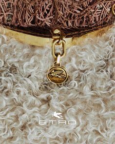 The essence of both the classical and the contemporary is captured in new interpretations of the Vela bag, in an aesthetic that is rich in textures and contrasts.

#Etro #EtroFW24