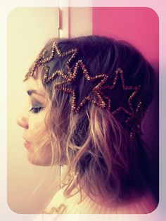 Check out 16 Cool DIY Crafts to Make with Pipe Cleaners | DIY New Years Eve Star Headband from Pipe Cleaners by DIY Ready at http://diyready.com/16-cool-diy-crafts-to-make-with-pipe-cleaners/ Pipe Cleaner Headband, Cool Diy Crafts, Diy Nye, Diy Pipe, Pipe Cleaner Crafts, Star Headband, Pipe Cleaners, Diy Cleaners, Head Piece