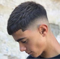 Tendências de Cortes de Cabelo Masculinos: Do Buzzcut ao Raspado Hair Types Men, Mid Fade Haircut, Short Fade Haircut, Edgars Haircut, Crop Haircut, Gents Hair Style, Men Haircut Curly Hair, Taper Fade Haircut, Crop Hair