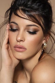 Wedding Makeup Dark Features, Fall Wedding Guest Makeup Brown Eyes, Smoky Bridal Makeup, Moody Bridal Makeup, Moody Wedding Makeup, Bold Wedding Makeup, Ball Updo, Loz Wedding, Moody Makeup