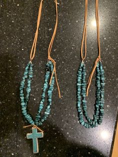 Gorgeous necklace that can be dressed up or dressed down. Tassel Necklace Diy Tutorials, Diy Tassel Necklace, Jewelry Storage Diy, Turquoise Beaded Necklace, Cray Cray, Turquoise Bead Necklaces, Wire Work Jewelry, Recycled Jewelry, Necklace Diy