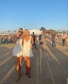 [Ad] 44 Casual Country Concert Outfit Guides You Don't Want To Miss Quickly #casualcountryconcertoutfit Country Festival Aesthetic, Railbird Festival Outfit, Folk Concert Outfit Summer, County Concert Outfit Summer, Godly Fashion, Country Thunder Outfits, Stampede Outfit, Vestidos Country, Country Festival Outfit