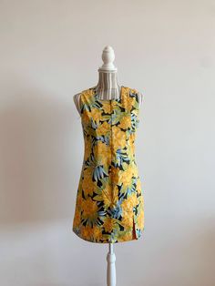 "This is a beautiful floral above the knee dress in bright yellow color with large floral print.  This vintage 60s style shift dress fits like size S. This mod style sleeveless dress is perfect to wear when you want to spice up your looks with a color splash. Perfect flower power mini dress for any occasion. This gorgeous zip up dress is double sided - if you flip it around - it's bright orange color. Smartly made versatile piece of clothing.  Era: 90s Brand: Bavaria Condition: great vintage con Retro Mini Dress For Vacation, Retro Sleeveless Lined Dress, Vintage Mini Dress For Vacation, Vintage Sleeveless Mini Dress, Sleeveless Vintage Dress With Retro Print, Vintage Sleeveless Lined Mini Dress, Sleeveless Mod Dresses For Daywear, Sleeveless Retro Mini Dress With Retro Print, Sleeveless Retro Print Beach Dress