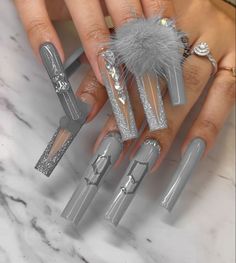 Baddie Nails Gray, White And Gray Nail Designs, Baddies Nails Long, Nails Gris, Black And Gray Nails, Nail Art Gris, Grey Acrylic Nails, Checkered Nails, Grey Nails