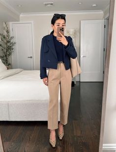 11 Smart And Stylish Fall Work Outfits - Cleo Madison Zara Pants Outfit, Petite Work Outfits, Turtleneck Sweater Outfit, Pants Outfit Work, Cute Work Outfits, Foundation Stick, Gucci Heels, Olive Green Pants, Black Cropped Pants