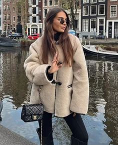 4 Oversized Faux Fur Coat, Fuzzy Coat, Fluffy Coat, Coat Trends, Loose Coats, Stylish Coat, Patchwork Jacket, Mode Casual, Cotton Coat