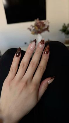 Fall Nail Designs Tortoise, Tortoise Brown Nails, Brown Tortoise French Tip Nails, Brown Nails Inspo Aesthetic, Brown Coffin Nail Designs, Nail Inspiration Medium Length, Brown Nail Inspo Almond, Brown Theme Nails, Tortoise Nail Design