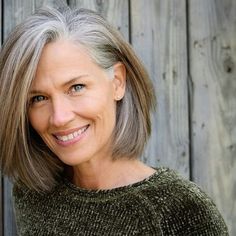 Grey Bob Hairstyles, Gorgeous Gray Hair, Grey Hair Inspiration, Beautiful Gray Hair, Gray Hair Growing Out, Medium Layered, Natural Gray Hair, Transition To Gray Hair, Blending Gray Hair