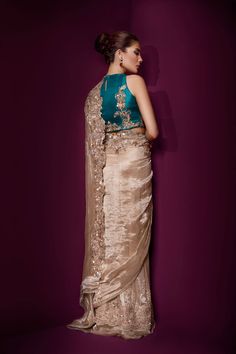 Latest Trending Bridal Sarees, Gold Saree Reception Look, Gold Saree Blouse Combination, Champagne Saree Silk, Organza Saree For Reception, Fancy Sarees Wedding, Champagne Saree, Bridal Saree Look