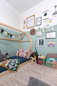 a child's bedroom decorated in pastel colors