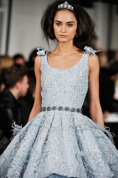 Oscar de la Renta Oscar Fashion, Runway Details, Grey Fashion, Gray Dress, Pale Blue, Fairy Tale, Beauty Women, Sleeveless Formal Dress