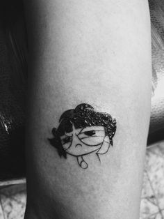 a woman's face is drawn on the side of her leg with black ink