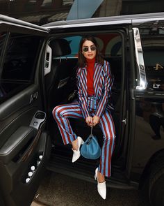 Blue And Red Outfit Women, Blue And Red Outfit, Red And Blue Outfit, Satin Pants Outfit, Stripe Outfits, Blazer Set, Colored Background, Red Sweater, Street Style Inspiration