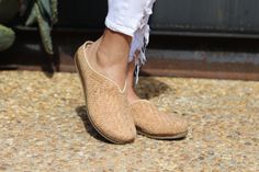 The Cork Maria Mule is the ultimate summer must-have! Made with natural woven cork and lined with breathable canvas, you'll feel like you're walking on sunshine. The arch support and sustainable cork sole make it a foot-friendly and eco-friendly choice. Ready to take your summer outfits to the next level? Look no further than this adorable, stylish little mule. Comfort, fashion and sustainability all in one. Free shipping and free returns, always! #slidesandals #summersandals Casual Natural Espadrilles With Removable Insole, Comfortable Slip-on Straw Espadrilles, Comfortable Straw Slip-on Espadrilles, Natural Straw Espadrilles With Cushioned Footbed, Comfortable Straw Espadrilles With Cushioned Footbed, Comfortable Natural Espadrilles With Textured Sole, Natural Textured Espadrilles, Casual Natural Color Straw Espadrilles, Casual Natural Straw Espadrilles