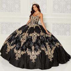 This elegant quinceanera ball gown features gold embroidery details, with beading details and sparkly tulle, as well as delicate spaghetti straps. In addition, this beautiful model includes a long cape that matches perfectly. Quinceanera Black And Gold, Black And Gold Dresses, Quinceanera Dresses Damas, Fabric Beading, Damas Dresses, Debutante Ball, Long Cape, Quince Dress, Plus Size Prom