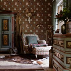 a living room filled with furniture and wallpaper