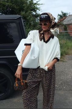 #moda #streetstyle Cheetah Print Bucket Hat Outfit, Leopard Accessories Outfit, Cap Inspo Outfit, Scarf With Cap Style, Cheetah Tank Top Outfit, Baseball Cap And Scarf, Baseball Cap Winter Outfit, Baseball Caps Aesthetic, Cheetah Print Accessories