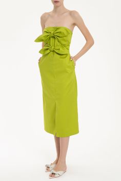 DescriptionThink about effortlessly chic pieces to wear day and night like this Solid Strapless Midi Dress With Double Knot with pockets. Style the Solid Strapless Midi Dress With Double Knot with sandals and woven tote al mare. Items in the FINAL SALE category cannot be cancelled or returned. Product detailsStrapless, Double Knot, Midi, Pockets, Open Front ColorGreen Composition97% COTTON 3% SPANDEX Model measurementsHeight: 180 cm (5'11") / Bust: 82 cm (32.3") / Waist: 60 cm (23.6") / Hips: 92 Spring Evening Dress With Knotted Straps, Chic Spring Dresses With Knot Detail, Chic Dress With Knot Detail For Day Out, Summer Party Dress With Knot Detail, Elegant Knot Detail Dress For Day Out, Green Summer Dresses With Knotted Straps, Elegant Beach Dresses With Bow, Green Spring Dress With Tie Fastening, Chic Dresses With Knotted Straps For Day Out