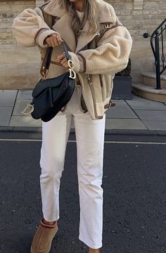 Boot Ugg Outfit, Tax Ugg Outfit, Winter Outfits Beige, Ugg Fashion Outfits, Winter Boots 2023 Trends, Ugg 2023, Uggs Outfit 2022, Ugg 2022 Outfit, Ugg Fashion