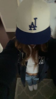 Baseball Aesthetic Girl, Hats On Women, Girl With Snapback, La Cap Outfit, La Hat Outfit, Dodgers Aesthetic, Outfits With Baseball Cap