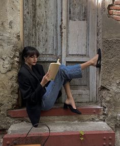 Italy Aesthetic Outfit, French Girl Aesthetic, Italian Aesthetic, Look Retro, Italian Women, Reading A Book, Parisian Chic, Aesthetic Outfit