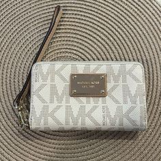 Perfect Condition Never Used Inside Is So Clean New Michael Kors Beige Rectangular Wallet, Cream Wristlet With Zipper Closure For Travel, Everyday Cream Wristlet With Zipper Closure, Cream Rectangular Wristlet For Travel, Beige Wristlet With Zipper Closure For Travel, Rectangular Cream Wristlet For Travel, Bags Michael Kors, Michael Kors Bag, Brown Gold