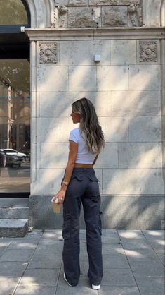 Laid Back Going Out Outfits, 2023 Fashion Trends High School, End Of Summer Going Out Outfits, Women’s Summer Streetwear, Cargo School Outfit, Layering Basics Outfit, Casual Lunch Date Outfit Summer, Cute Trending Outfits, Las Angeles Outfits