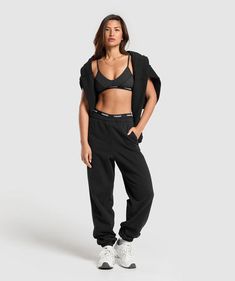 IN YOUR COSY ERA Meet your new wardrobe staples. Movie nights in, spilling the tea to your bestie, or a throw-on piece post-workout, we’ve got you covered with your new faves. Upgrade your rest day style to a ten. • Internal drawcord waistband to allow you to style these soft Joggers however you fancy • Open side pockets to carry your must-haves • Cuffed ankles for a flattering fit • Embroidered Sharkhead logo to the front and a raw edge patch logo on the back SIZE & FIT• Oversized fit• Mid- Gym Jacket, Soft Joggers, Rest Day, Gym Fits, Leggings Hoodie, Movie Nights, Oversized Hoodie, Body Building Women, Fleece Joggers