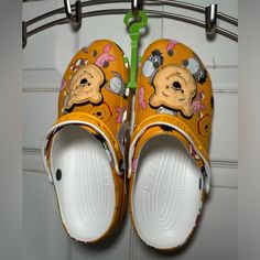 Pooh Crocs M9 W11 Winnie The Pooh Crocs, Crocs Shoes, Flip Flop Sandals, Winnie The Pooh, Shoes Sandals, Men's Shoes, Man Shop, Sandals, Gold