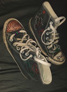 Converse Worn Out, Worn Down Converse, Decorated Converse Grunge, Custom Converse Aesthetic, Converse Aesthetic Grunge, Old Converse, How To Lace Converse