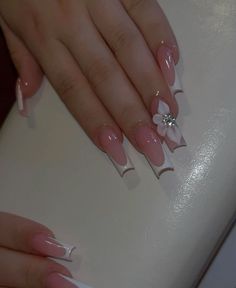 Cute Nails Rhinestones, Nails Acrylic Wedding Classy, Medium Nail Inspo Acrylic, Elegant Acrylic Nails Classy, Nails With Acrylic Flowers, 3 D Flower Nails, White Nail Inspo, White Nail Ideas, Quinceanera Nails