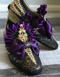 Mens Heels, Brocade Shoes, Rococo Aesthetic, Rococo Baroque, Century Shoes, 18th Century Costume, Men In Heels, Gold Brocade