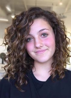 Women’s Curly Hair Styles, Curly Hairstyle Round Face, Curly Hair Short Layers Mid Length, Medium Length Fine Curly Hair, Elegant Natural Curly Hairstyles, Short Layered Curly Hair Natural Curls Bob Hairstyles, Teen Curly Haircuts Girl, Curly Hair For Oval Face Shape, Curly Hairstyles Oval Face