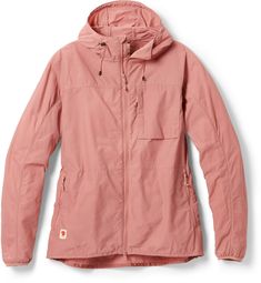 Light  pliant and packable  the women's Fjallraven High Coast jacket resists wind and light rain while you walk around the city or ride to work. Fjallraven High Coast, Fjallraven Women, Patagonia Torrentshell, Fleece Hoodie Women, Women's Windbreaker, Op Logo, Wind Jacket, Light Rain, Womens Parka