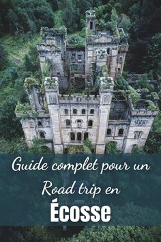 an aerial view of a castle with the words guide complete pour un road trip en ecosse