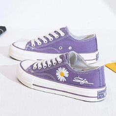 SPRING & SUMMER STYLES Our classic sneakers are stylish, comfortable and really beautiful with the Summer daisy signature design. A lovely gift. No matter where you go, you'll always have a spring in your step. Wear them with STYLE! IMPORTANT: EU Sizes: We suggest taking ONE size HIGHER than your normal size. Flower Signature, Estilo Vans, Daisy Canvas, Sneakers Purple, Embroidered Converse, Jelly Purse, Low Top Converse, Style Converse, Style Vans