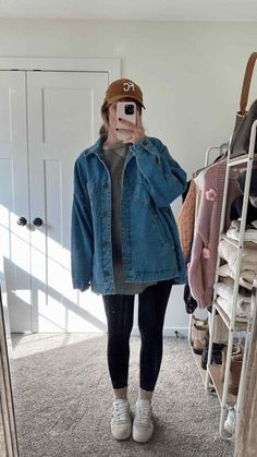 Fall Outfits 2024 Casual Comfy, Hipster Women Outfits, Effortless Fall Outfits 2024, Campfire Outfit Fall Casual, April Concert Outfit, Casual Fall Street Style, Casual Streetwear Women Winter, Jacket Trends 2024 Fall, Theme Park Outfits Cold Weather