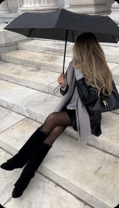 Stylish Aesthetic Outfits, Dark Hair Fashion Outfits, It Girl Autumn, Cozy Fall Outfits Aesthetic 2024, Black Outfit Aesthetic Classy, Winter Outfits For Paris, Autumn Fits Aesthetic, Perfect Girl Aesthetic, Winter Outfits Women Classy