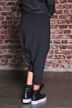 Women Harem Pants/ Womens Pants/ Plus Size Harem Pants Drop crotch sweatshirt trousers in cropped slim leg: |KHATA| GARMENT FEATURES: * Harem silhouette * Cropped, ¾ length * Slim leg fit * Elasticated waistband in poplin cotton * Large front pockets in a round design * Clean, minimalistic back * Made from quality sweatshirt cotton jersey COLOUR OPTIONS: This product is available in the following colour options: - black; - graphite grey. SIZE & FIT: Model is 175cm and wears size S. COMPOSITI Asymmetric Pants, Loose Trousers Women, Plus Size Harem Pants, Low Crotch Pants, Baggy Pants Women, Black Trousers Women, Trousers Plus Size, Maxi Pants, Black Harem Pants