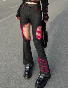 Trashcore Outfit, Voodoo Outfit, Japanese Grunge, Girls Y2k, Pink Denim Shorts, Diy Clothes Design, Pink Denim, Estilo Punk, Black And Pink