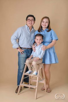 Indian Parents Photography, Photoshoot Indoor, Baby Blue Outfit, Parents Photography, Mommy Daughter Photoshoot