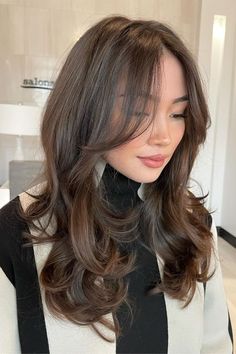 Long Wolf Cut Straight Hair Round Face, Hush Cut Hair Medium Chubby Face, Layer Haircut For Long Hair Round Face, Bangs For Rectangle Face, Front Flicks Haircut, Bangs For Round Face Long Hair, Haircut For Round Face Shape, Ideas De Pelo, Hair Color For Dark Skin