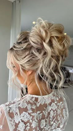 Tousled Wedding Hair, Bridal Hair Backless Dress, Bridesmaid Up Do Long Hair, Hair Do Up For Wedding, Side Part Wedding Hair Updo, Wedding Hair Updo For Medium Length Hair, Western Wedding Updo, Blonde Hair Updos, Wedding Updos For Long Hair Blonde