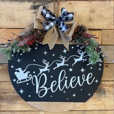 Wood Circle with the word Believe Holiday Wood Wreath, Cricut Christmas Wooden Signs, Circular Christmas Sign, Round Door Signs Diy Christmas, Painted Round Wood Signs, Round Door Signs Diy Cricut, Christmas Rounds Signs, Round Holiday Signs, Round Wooden Door Signs