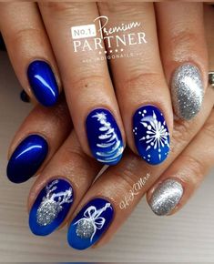 Christmas Nails 2023 Trends Blue, Blue Christmas Nails 2023, Blue Xmas Nails Designs, Christmas Nail Designs Blue, Blue Xmas Nails, Christmas Nails Blue, Sparkly Christmas Nails, Nail Art Bleu, Blue Christmas Nails