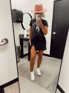 Outfit Ideas Salon, Hair Dresser Style Fashion Outfits, Comfy Country Concert Outfit Summer, Trendy Salon Outfits, Womens All Black Outfit Casual, Hairshow Outfits, Bridal Hairstylist Outfit